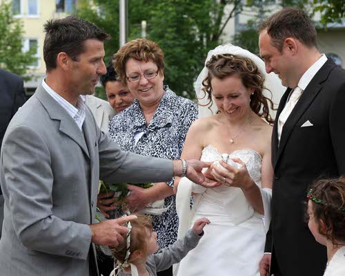 Überreichen einer weißen Taube in die Hände der Braut
